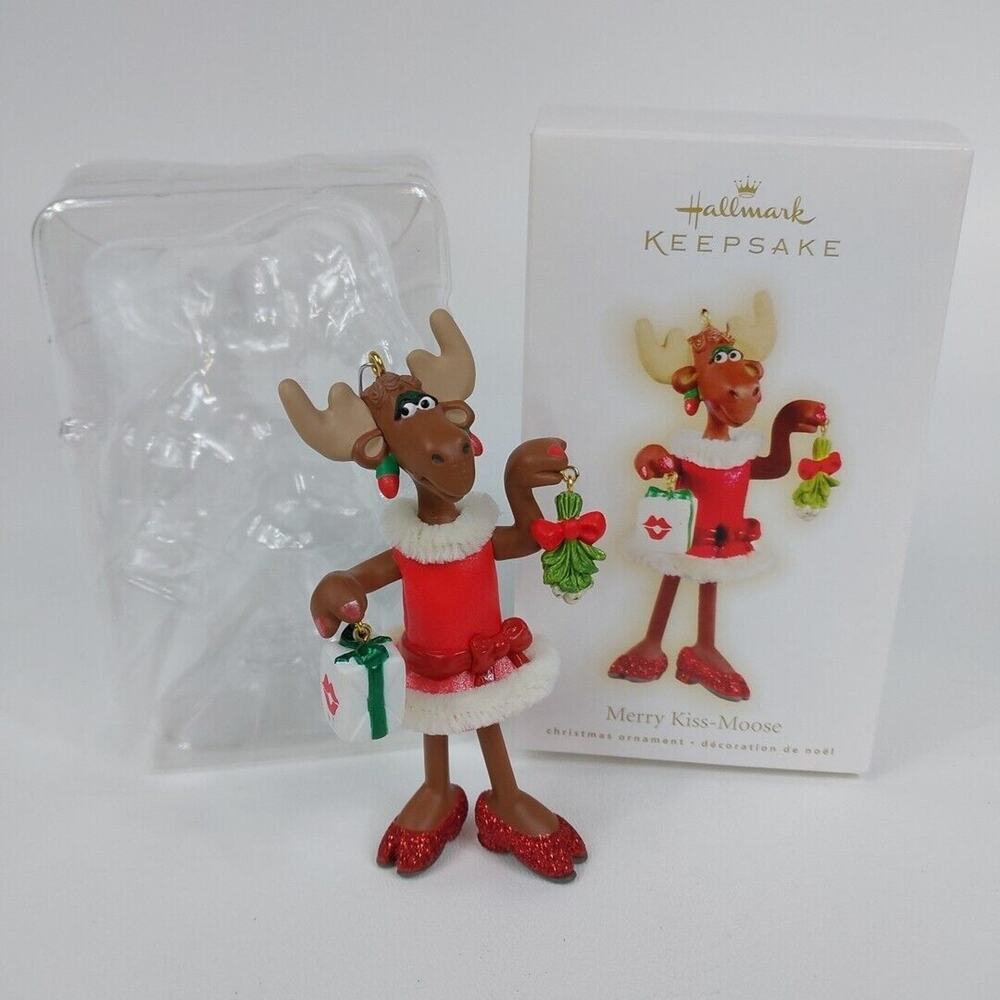 Hallmark Keepsake Ornament 2009โ Merry Kiss-Moose Kiss Moose Mistletoe